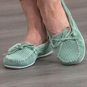 MINETONKA SLIP ON MOCCASSINS SHOES GENUINE LEATHER SUEDE MINT 9